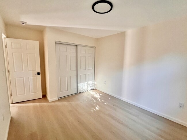 Building Photo - 1561 Royal Way