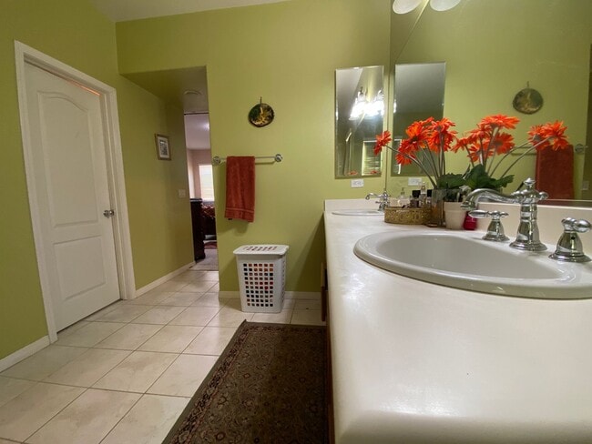 Building Photo - RB 4S Ranch 4br/2.5bath/yard/Garage Granite Kitchen $5490