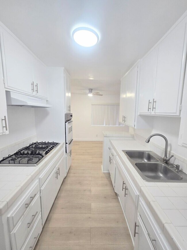 Building Photo - Welcome home! 2bd/2ba unit with parking. Master bedroom with en-suite bathroom!
