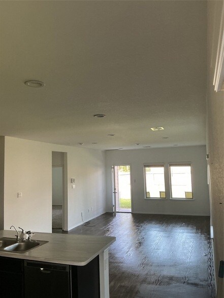 Building Photo - 16957 Rich Pines Dr