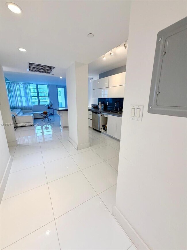 Building Photo - 100 Lincoln Rd