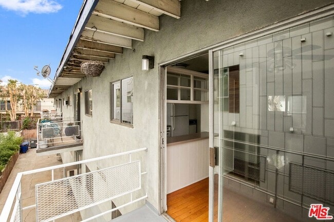 Building Photo - 941 N San Vicente Blvd