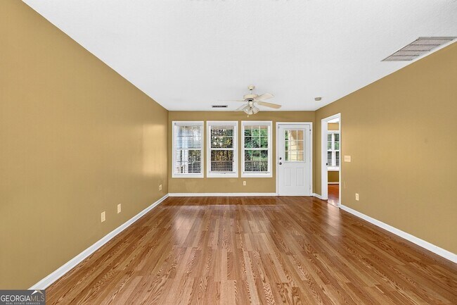 Building Photo - 744 W Vincent Dr