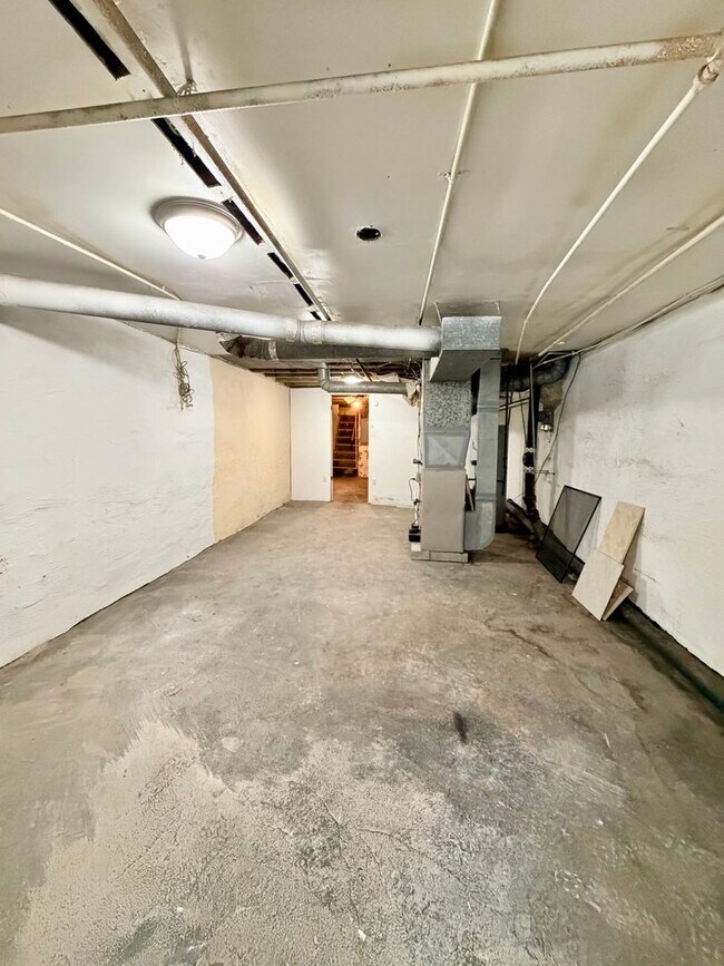 Building Photo - Available Now - Pet-Friendly 3-Bedroom Home in West Parkside