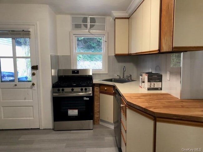 Building Photo - 76 Bayview Ave