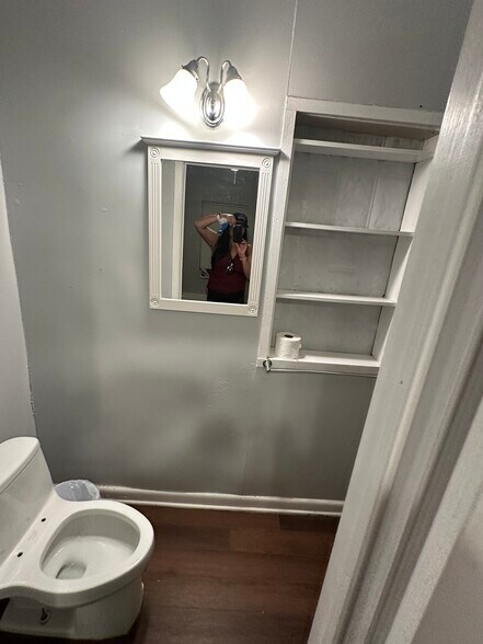 Building Photo - 1118 Santa Anna