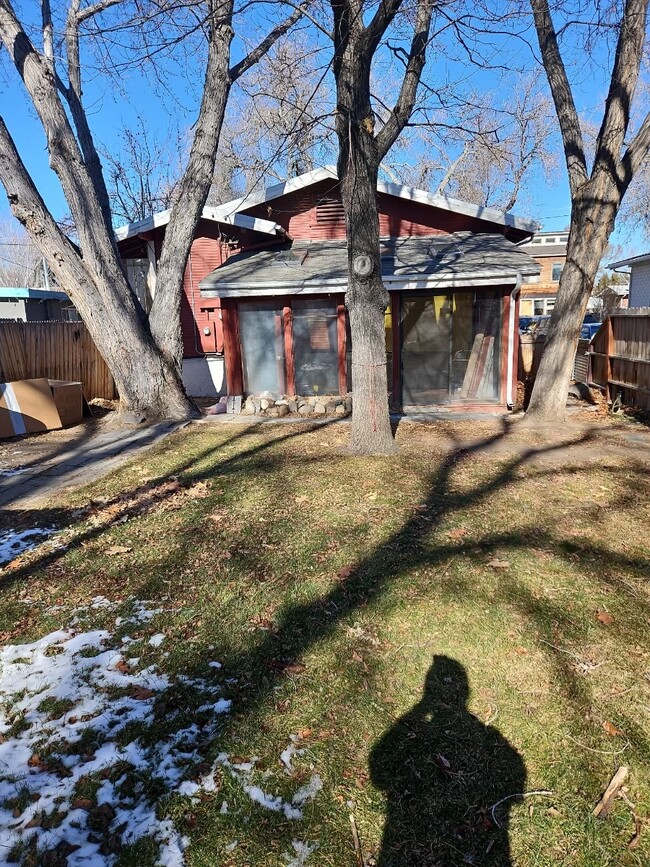 Private yard with mature trees and grass - 130 Martin St