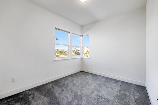 Building Photo - Beautiful Corner Lot 3 Bed 3 Bath Home