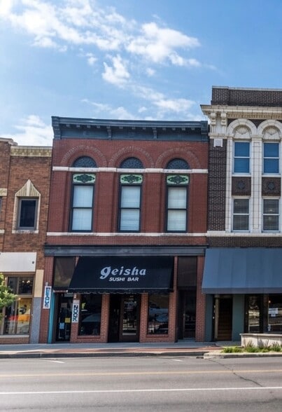 Building Photo - 802 E Broadway