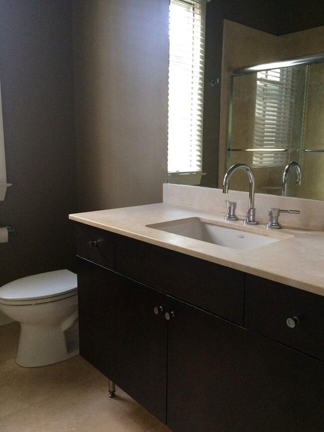 Building Photo - Luxury Unit in Trendy Midtown, Off-Street Parking, Walk to Upper King!