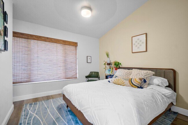 Building Photo - 6085 Robinson St