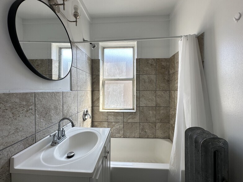 Building Photo - 5662 N Ridge Ave