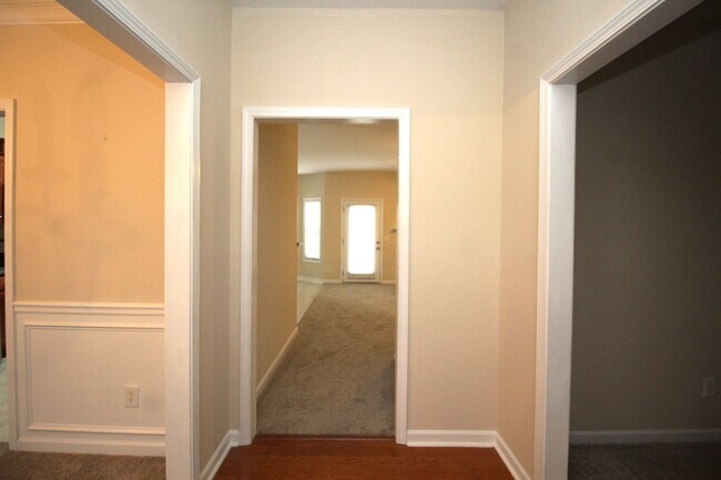 Building Photo - Walking distance to Downtown Sugar Hill!