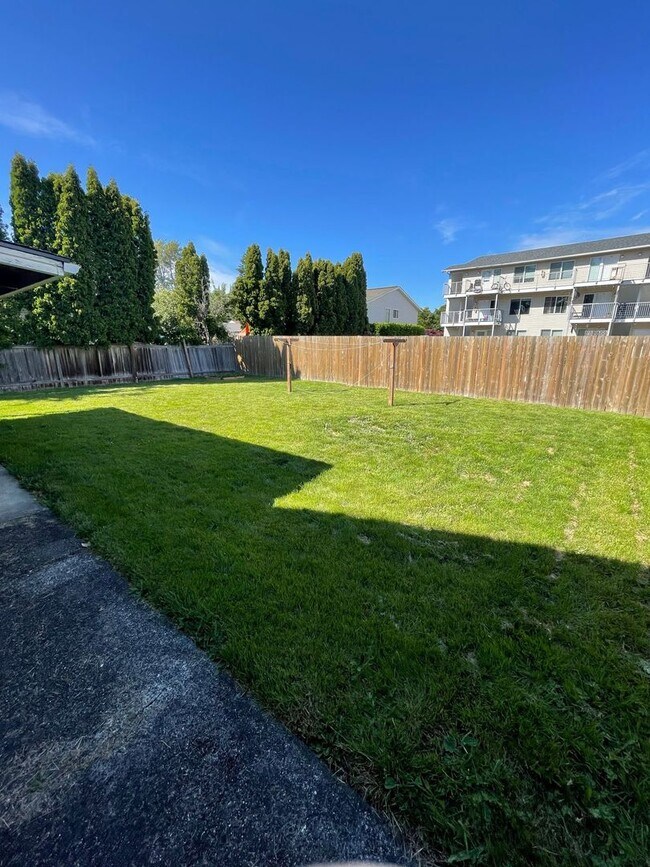 Building Photo - AVAILABLE NOW: 2 bdrm/1 bath House