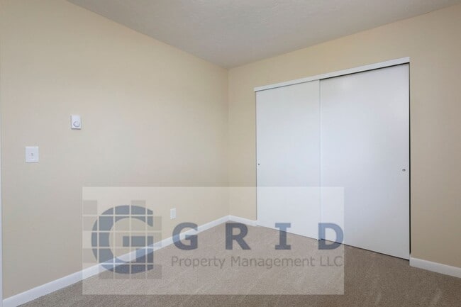 Building Photo - Gorgeous 2 Bedroom Apartment in Mt. Tabor!