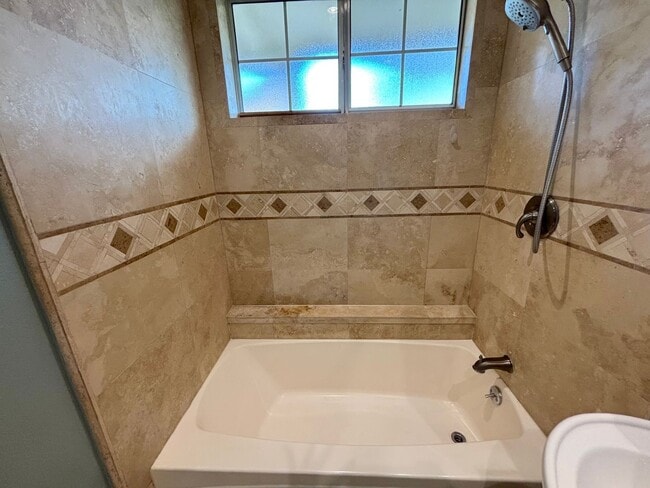 Building Photo - 3 bedroom home in Lakewood available now