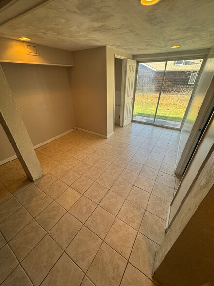 Building Photo - 7 Lawrence Ave