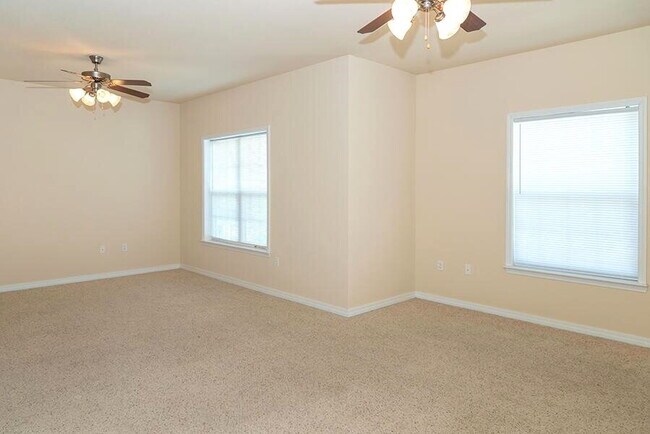Building Photo - "Spacious 3-Bedroom Townhouse with 2.5 Baths in Prime Fort Walton Beach Location!"