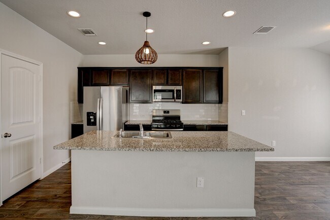 Building Photo - Charming 4/BR 2/BA One-Level Home with Spa...