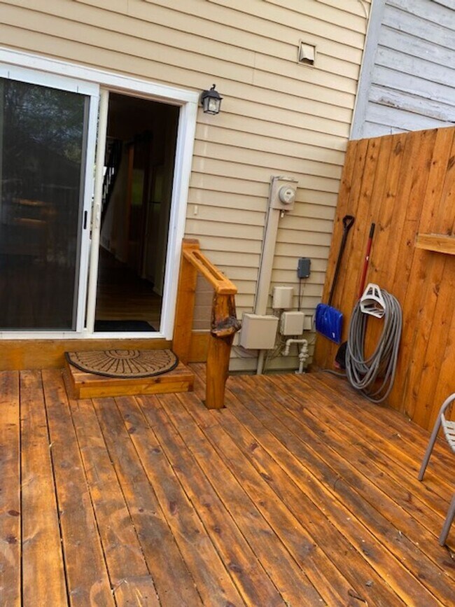 Building Photo - 2 bedroom, 1.5 bath Townhome  $1600/month