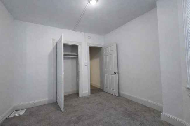 Building Photo - 450 E Lorraine Ave