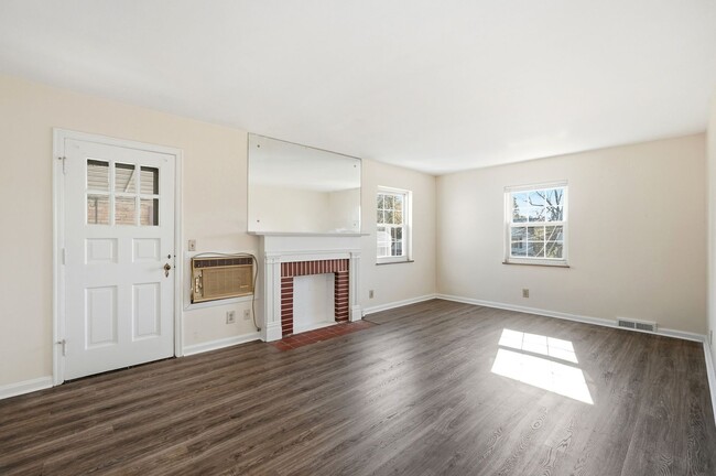 Building Photo - Charming Covedale Duplex