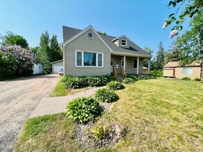 Building Photo - AVAILABLE JUNE! - 7 Bed 3 Bath Home!