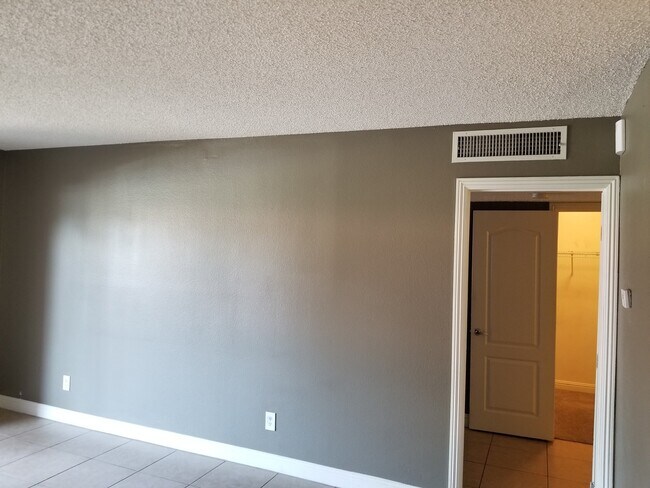 Building Photo - *HCVP considered*DOWNSTAIRS 1BD 1BA CONDO!