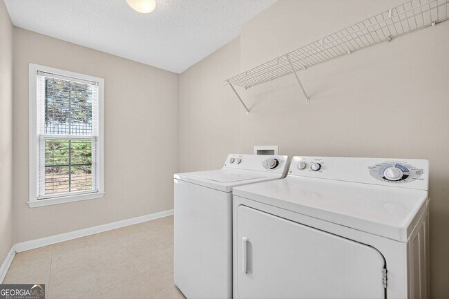Building Photo - 4010 Ridgefair Dr