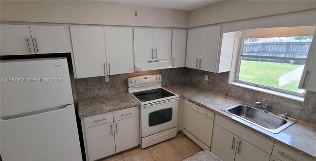 Building Photo - 1900 N 32nd Ct