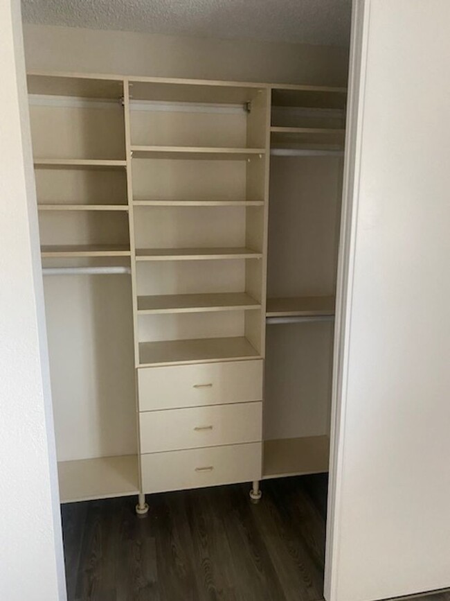 Building Photo - Lovely and Spacious 2BR 2.5BA Condo in Gre...