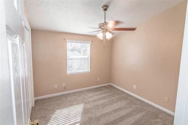 Building Photo - Charming 3/2 Home with Pet-Friendly Yard &...