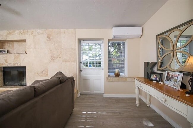 Building Photo - 2060 Sunnyside Pl