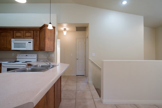 Building Photo - Open Five bedroom, three bath townhome for...
