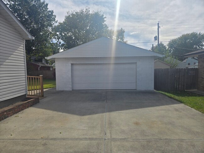 Building Photo - 835 E Edwards Ave