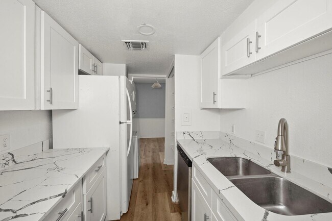 Building Photo - 9009 Richmond Ave.