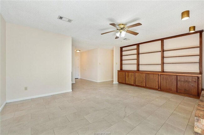 Building Photo - 1200 Holleman Dr