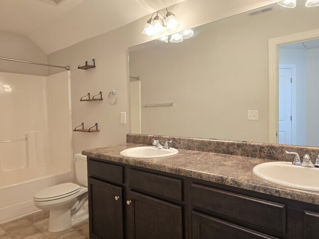 Building Photo - 215 Claudia Dr