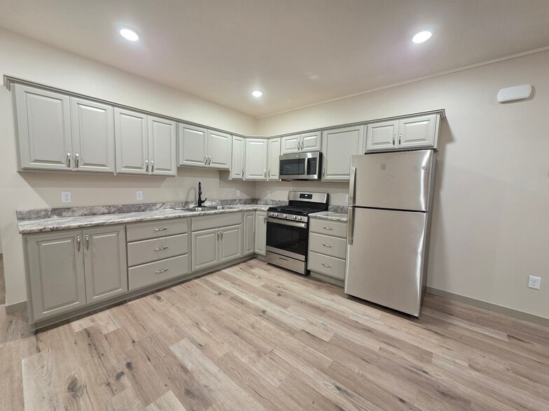 Building Photo - 1101 S Lawler St