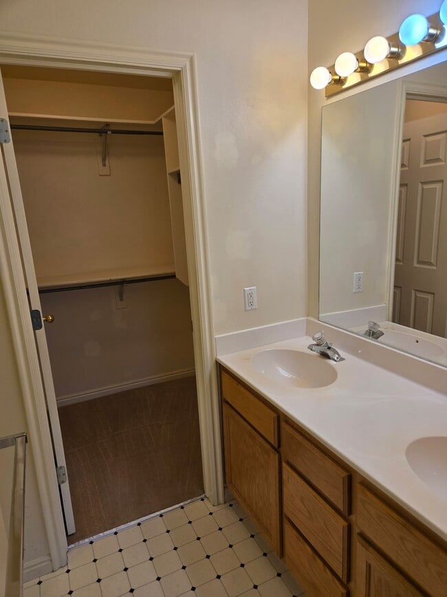 Building Photo - Beautiful Orem 2 bedroom condo