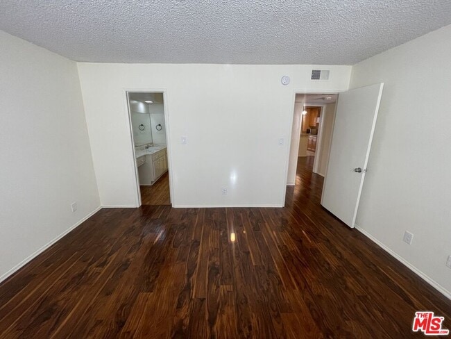 Building Photo - 5330 Zelzah Ave