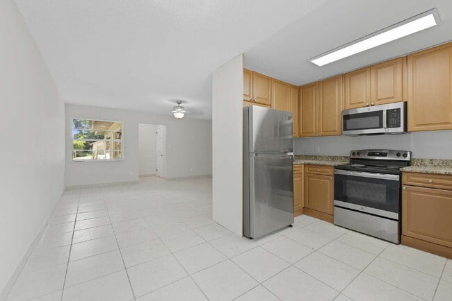 Building Photo - Non gated neighborhood in Naples