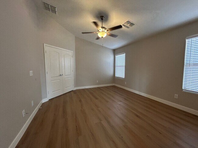 Building Photo - 434 E Chicory Pl
