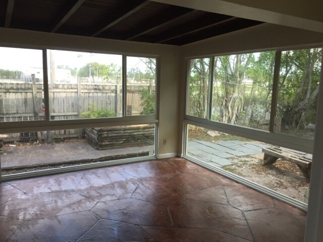 Building Photo - Large 4 -2 house in sw area ! Off Davie blvd