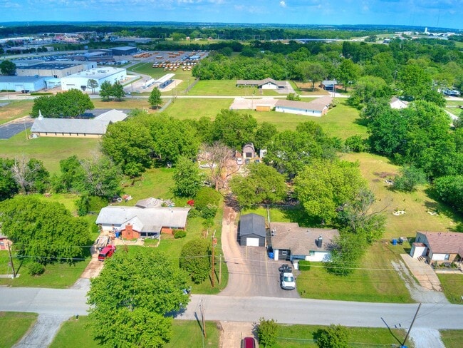 Building Photo - Great home, 4 bedrooms or 3+study, 1.5 bat...