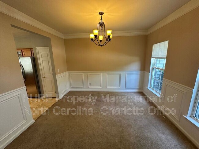 Building Photo - 6033 Queens Walk Ct
