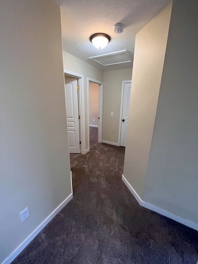 Building Photo - End Unit 3 Bedroom Townhouse in Harrisonburg