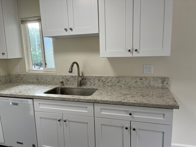 Building Photo - 1020 S Farber Ave