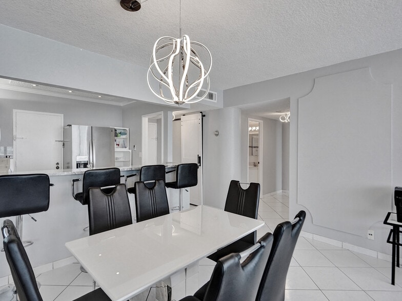 Building Photo - 3725 S Ocean Dr