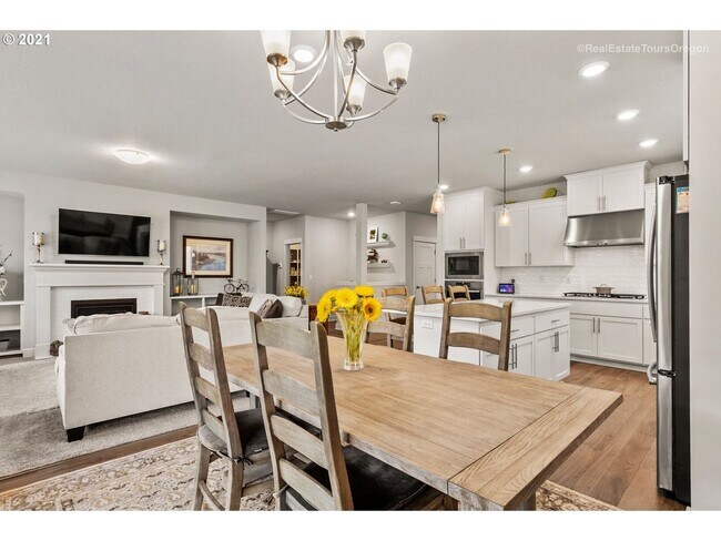 Building Photo - Stunning 3BD Home in Ridgefield!  Gourmet Kitchen & High End Finishes!